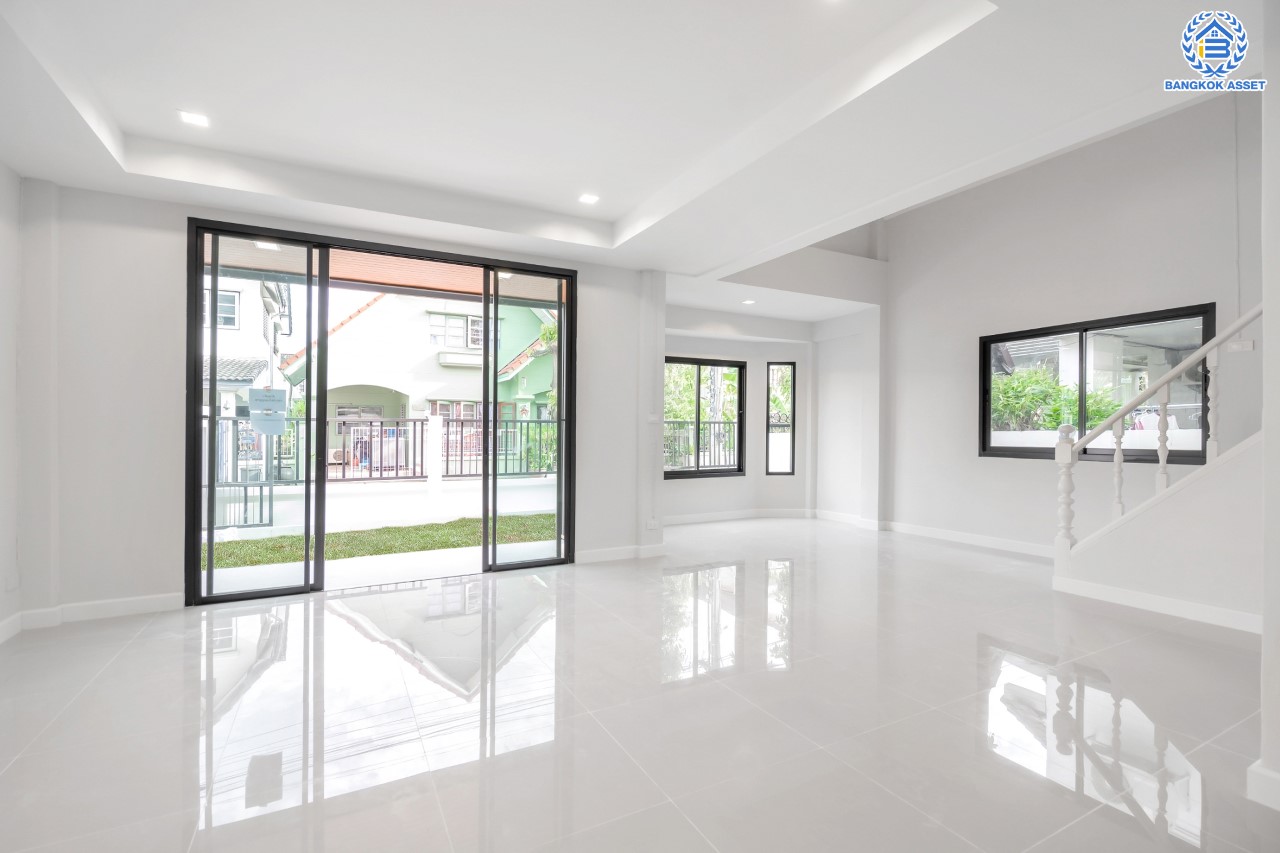 บ้านมือสองตกแต่งใหม่ ม.กฤษดานคร16-17 บรมราชชนนี-พุทธมณฑลสาย3 เนื้อที่ 60 ตร.ว. ฟังก์ชัน 4 ห้องนอน 3 ห้องน้ำ 1 ห้องอเนกประสงค์ จอดรถได้ 2 คัน บนทำเลศักยภาพ เชื่อมต่อเมืองอย่างรวดเร็ว ใกล้ทางคู่ขนานลอยฟ้าบรมราชชนนี ม.มหิดล เซ็นทรัลศาลายา และทางด่วน ฯลฯ...